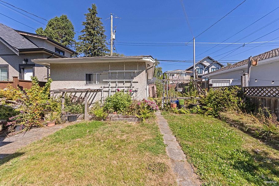 25 E 47th Avenue Vancouver, BC - 1