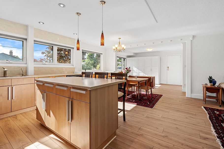 1216 Pinewood Crescent North Vancouver, BC - 4