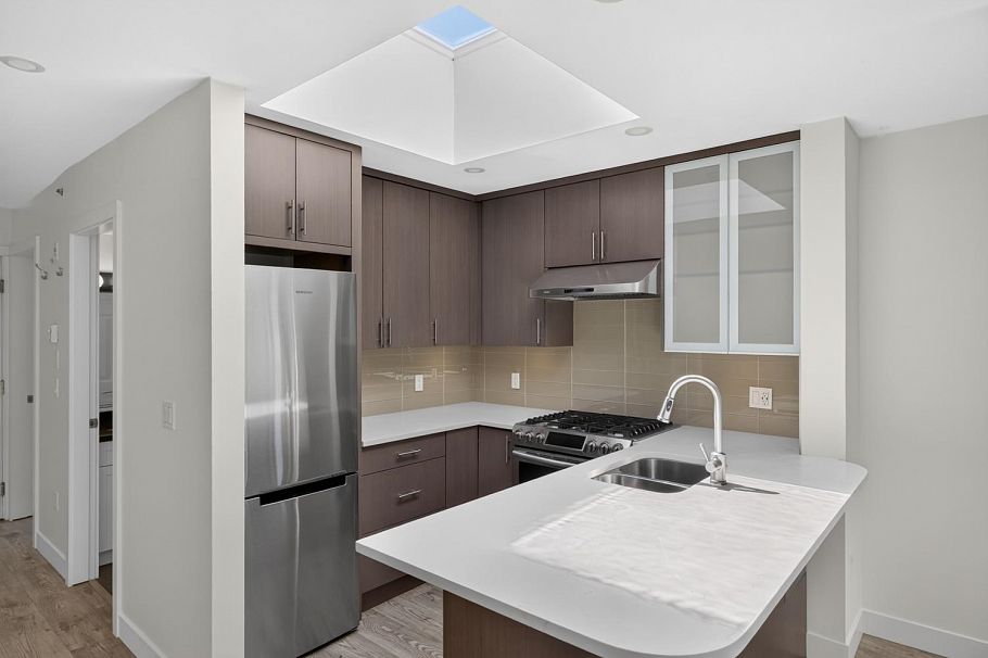 401 688 E 16th Avenue Vancouver, BC - 4