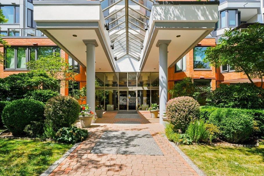 702 2201 Pine Street Vancouver, BC - 3