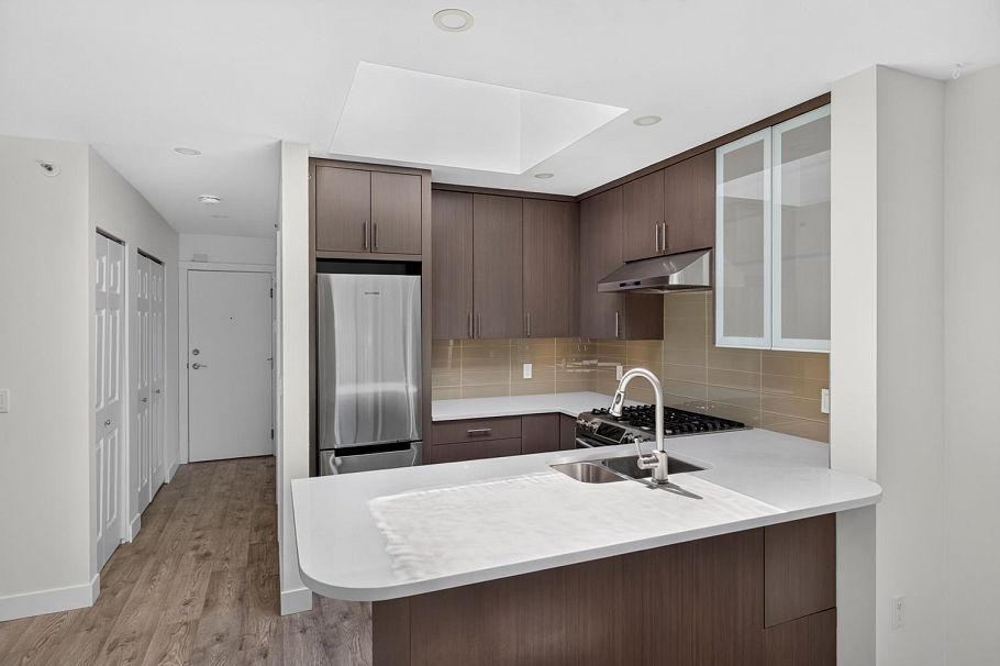 401 688 E 16th Avenue Vancouver, BC - 3