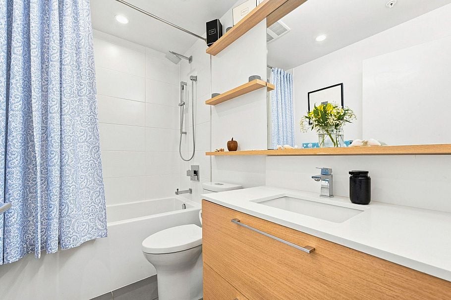401 1327 Draycott Road North Vancouver, BC - 17