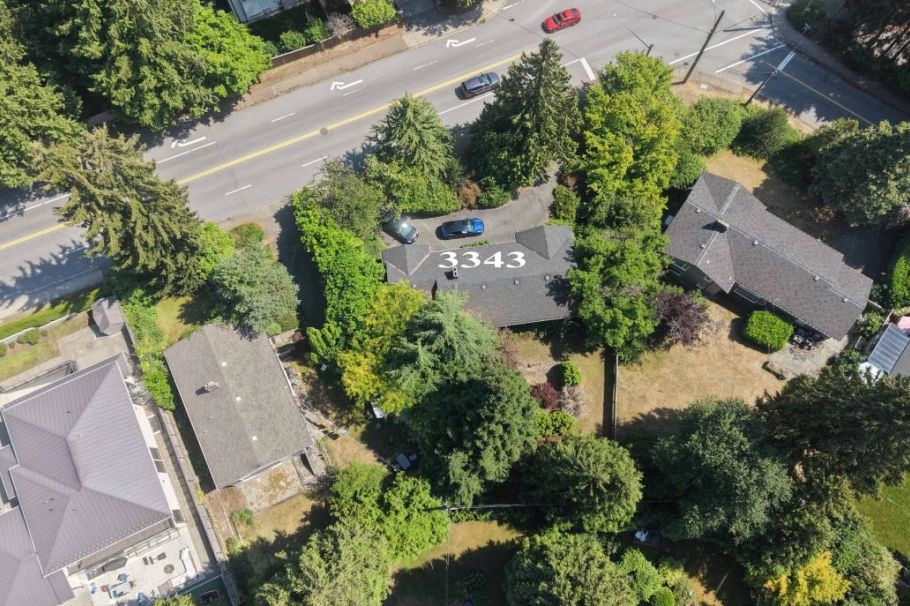 3343 Highland Boulevard North Vancouver, BC - 2
