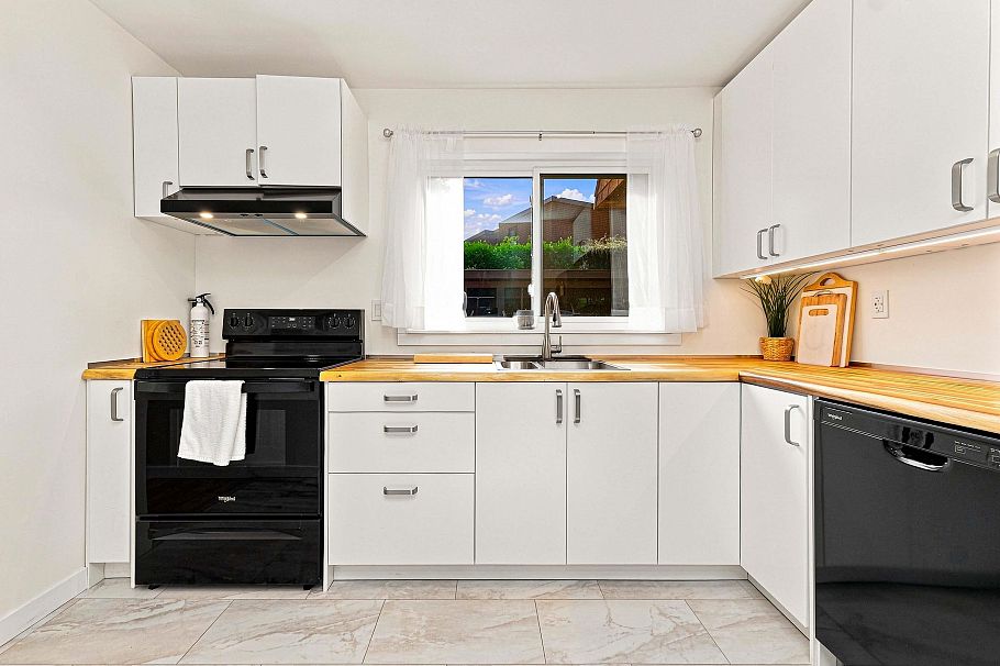 877 Old Lillooet Road North Vancouver, BC - 16