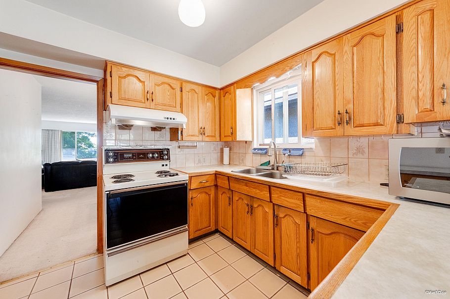 25 E 47th Avenue Vancouver, BC - 3