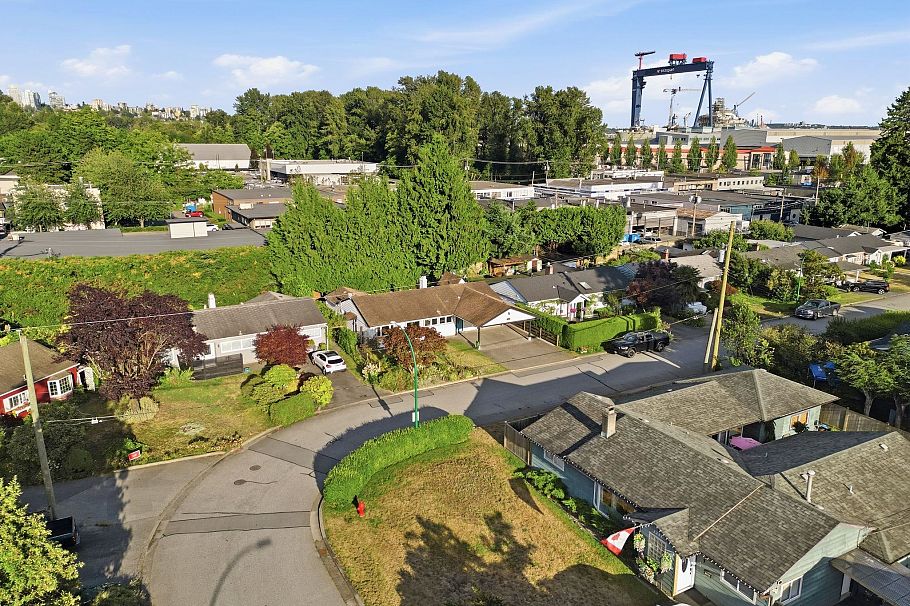 1216 Pinewood Crescent North Vancouver, BC - 35