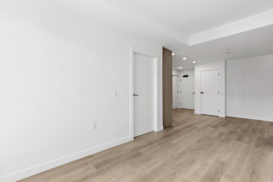 403 2268 E Broadway Vancouver, BC - 4