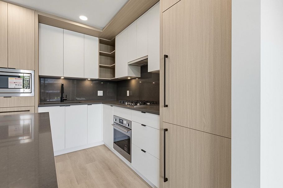 404 2268 E Broadway Vancouver, BC - 2