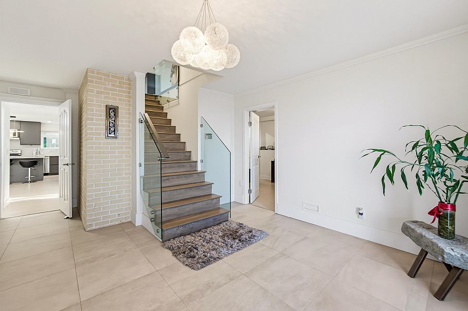 212 W Balmoral Road North Vancouver, BC - 10
