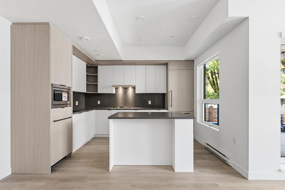 102 2268 E Broadway Vancouver, BC - 1