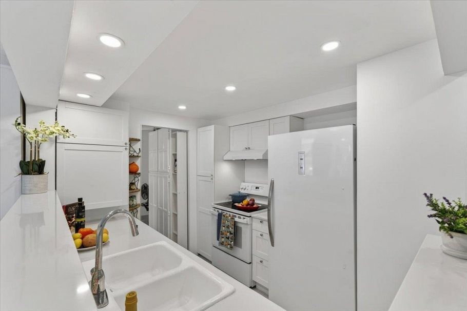 101 888 Bute Street Vancouver, BC - 9
