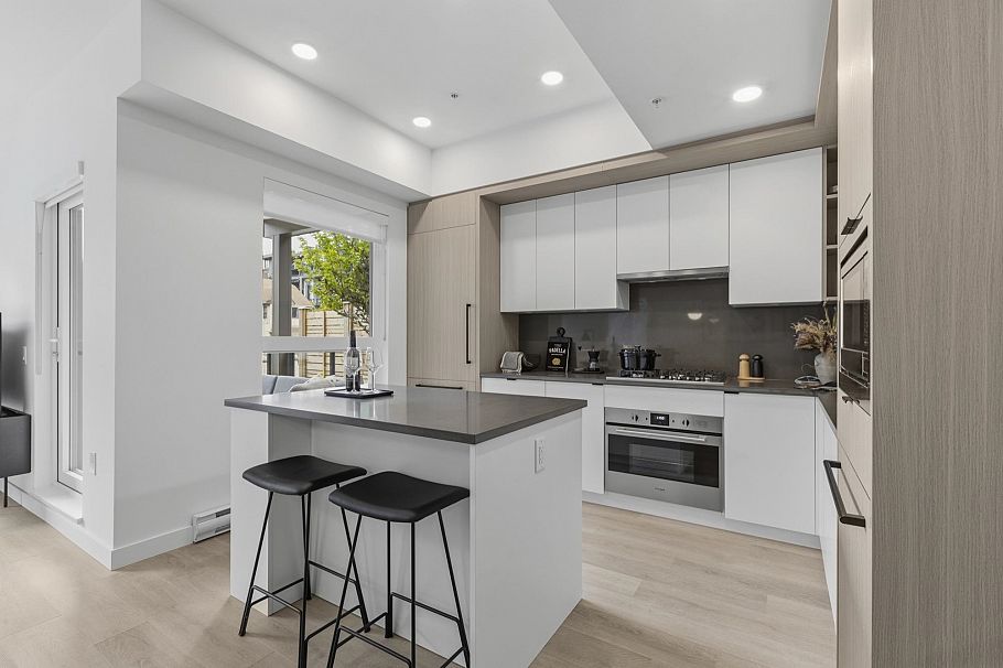 107 2268 E Broadway Vancouver, BC - 2
