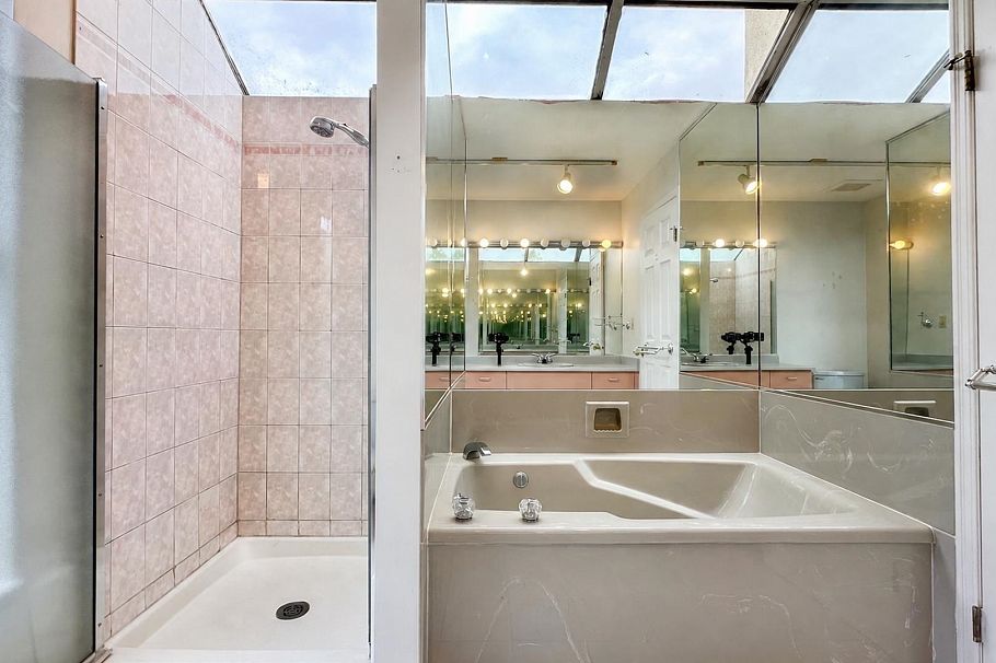 4438 W 4th Avenue Vancouver, BC - 33