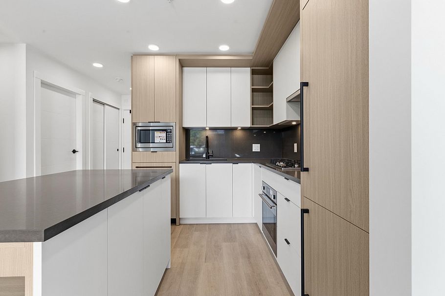 404 2268 E Broadway Vancouver, BC - 3