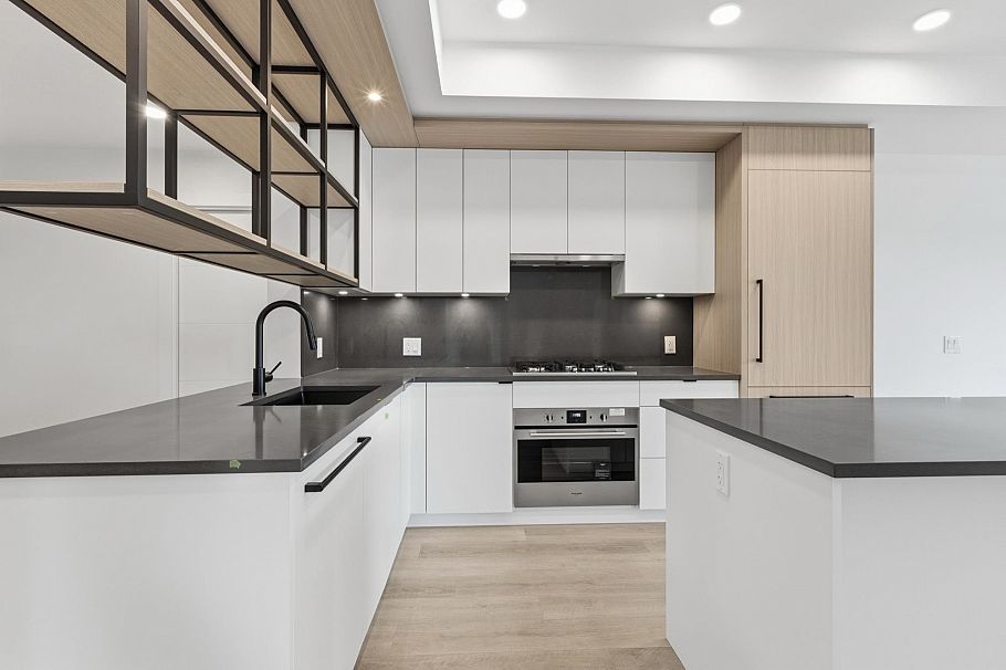 202 2268 E Broadway Vancouver, BC - 3