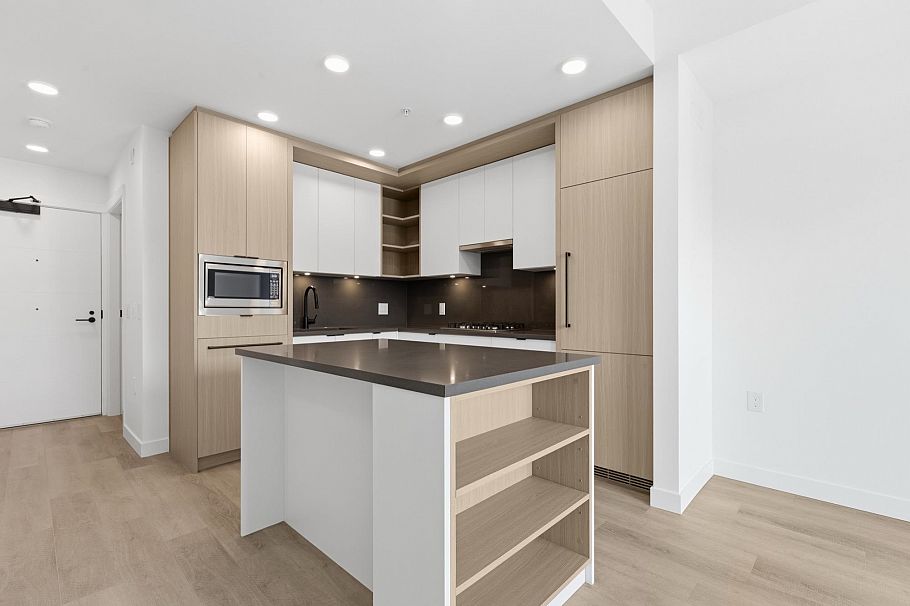 504 2268 E Broadway Vancouver, BC - 2