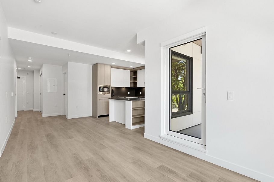 203 2268 E Broadway Vancouver, BC - 4