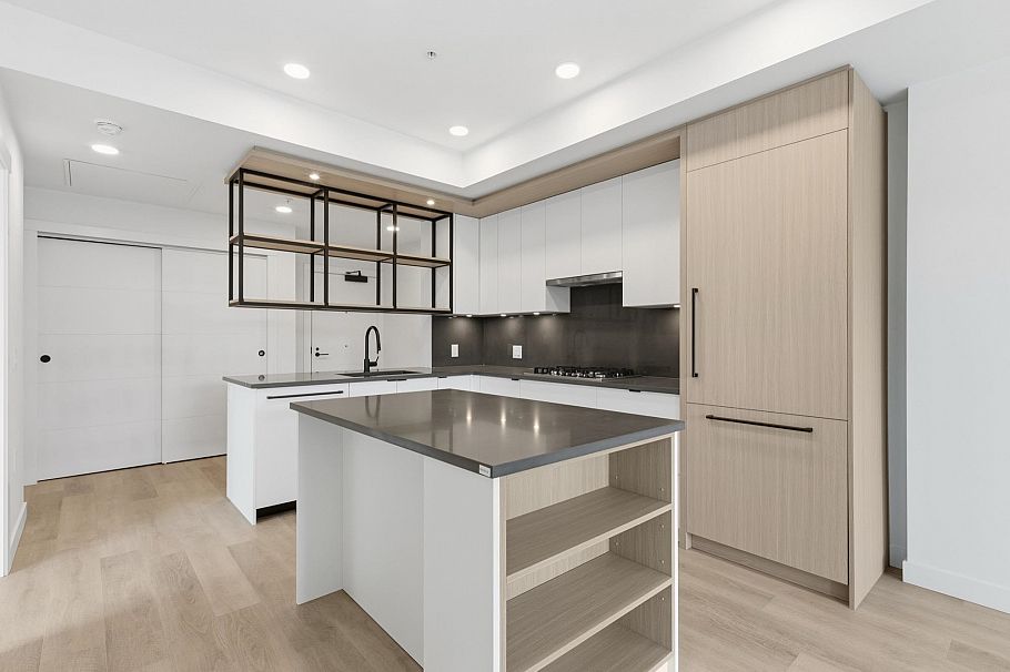 202 2268 E Broadway Vancouver, BC - 1