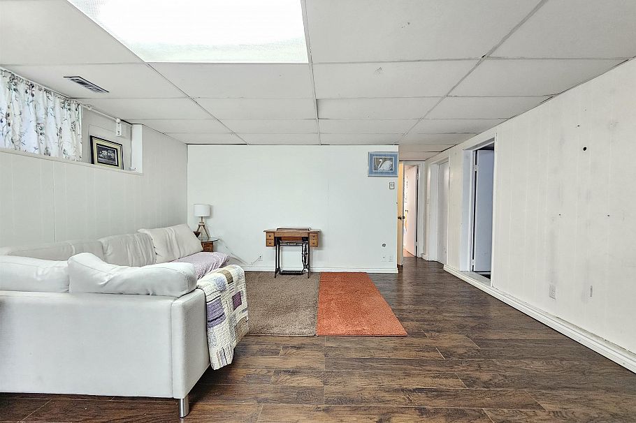 435 E Osborne Road North Vancouver, BC - 17