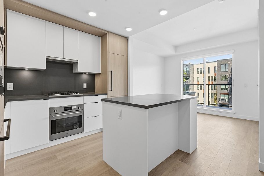 404 2268 E Broadway Vancouver, BC - 1