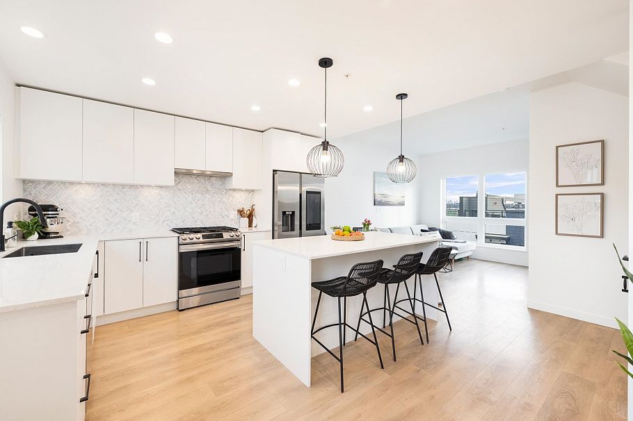 444 545 E 2nd Street North Vancouver, BC - 2