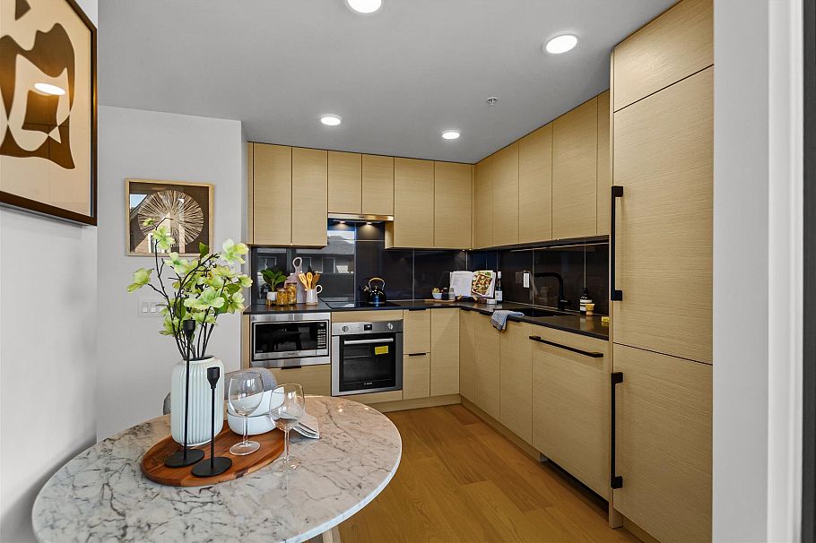307 8120 Oak Street Vancouver, BC - 8