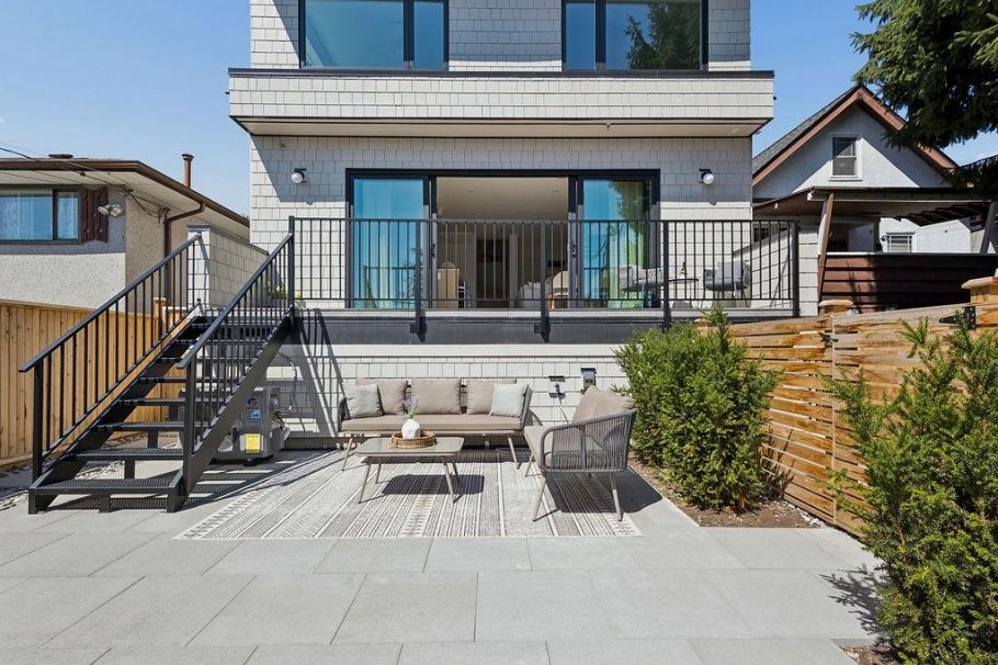 3 2124 E 8 Avenue Vancouver, BC - 1