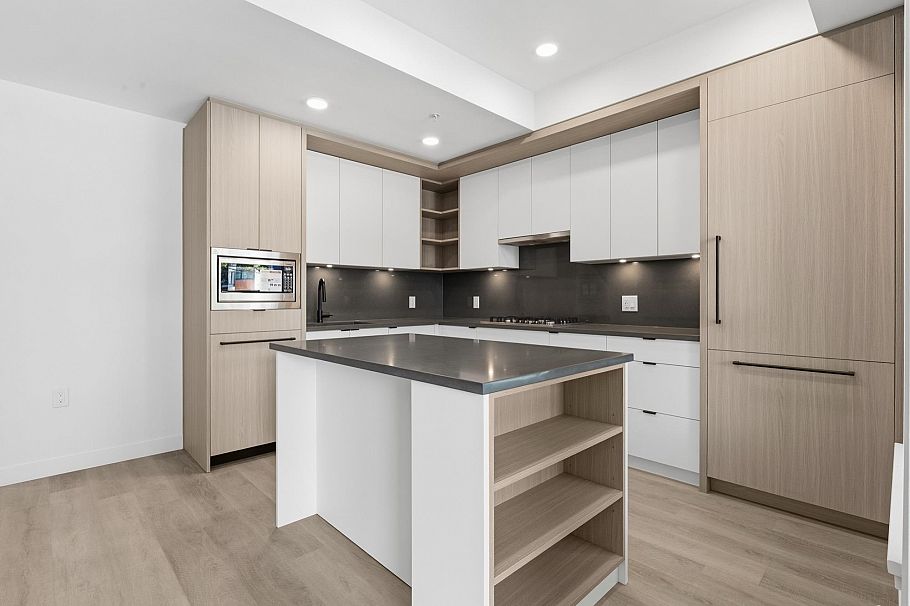 203 2268 E Broadway Vancouver, BC - 2