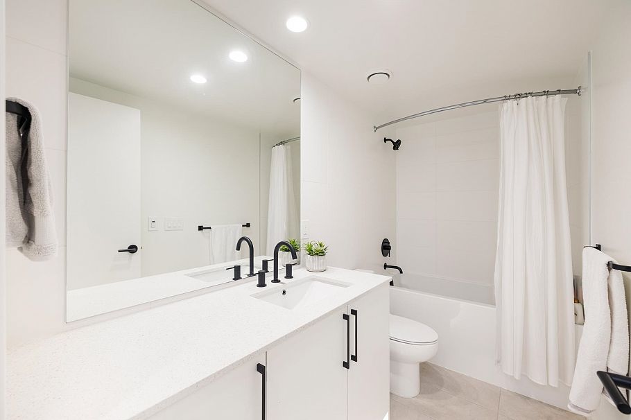 444 545 E 2nd Street North Vancouver, BC - 25