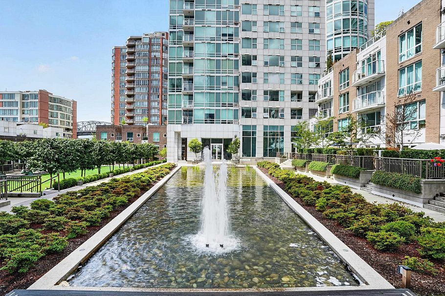 404 1501 Howe Street Vancouver, BC - 4