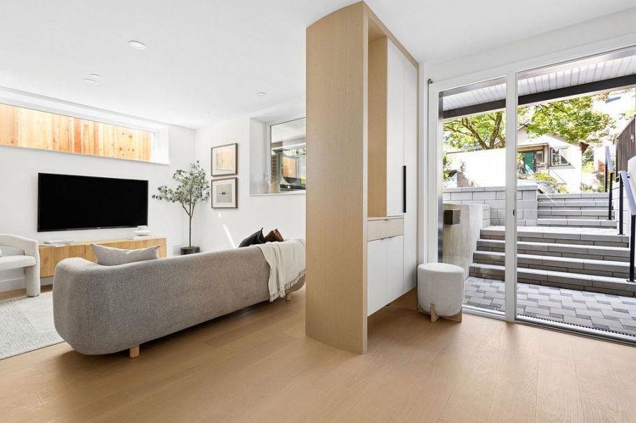 2 2124 E 8 Avenue Vancouver, BC - 1