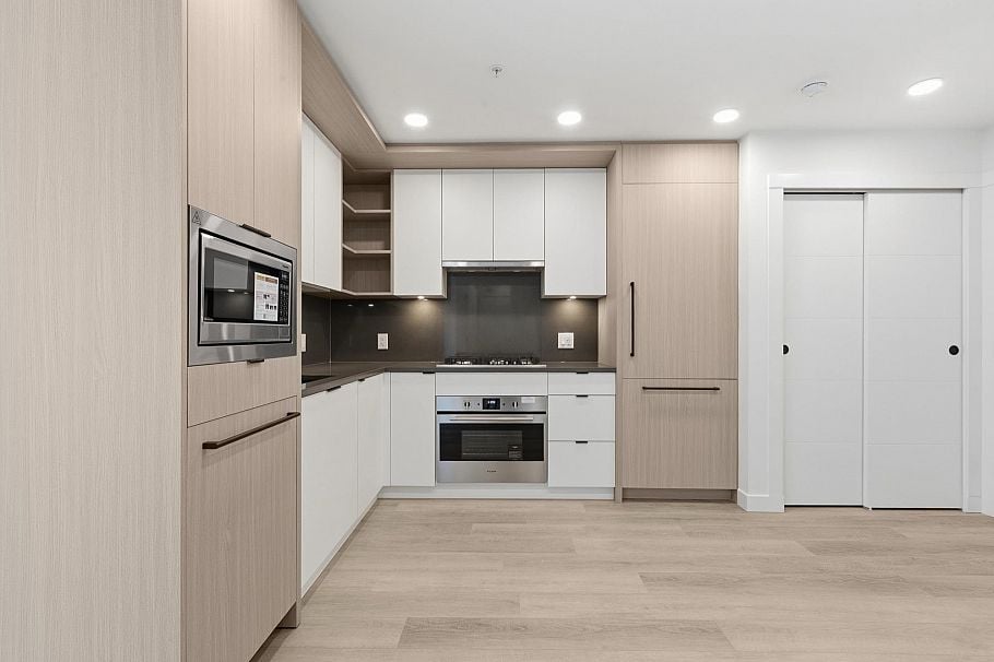 403 2268 E Broadway Vancouver, BC - 2