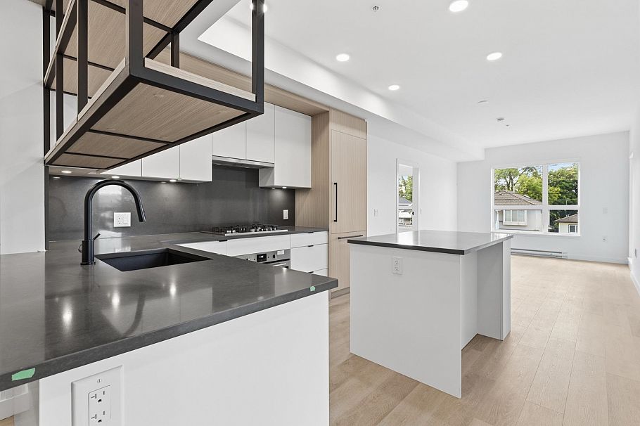 202 2268 E Broadway Vancouver, BC - 4