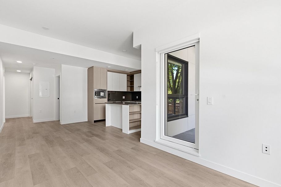 102 2268 E Broadway Vancouver, BC - 4