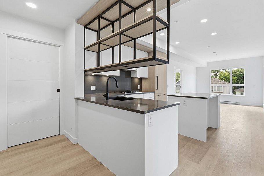 202 2268 E Broadway Vancouver, BC - 2