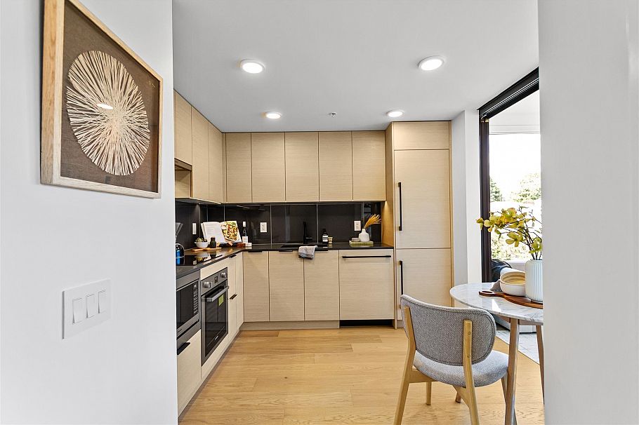307 8120 Oak Street Vancouver, BC - 4