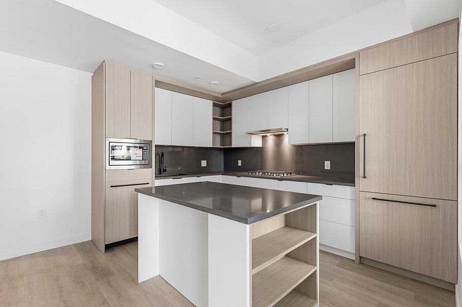 102 2268 E Broadway Vancouver, BC - 2