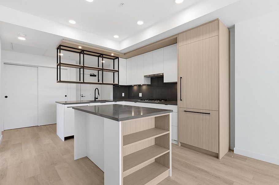 302 2268 E Broadway Vancouver, BC - 1