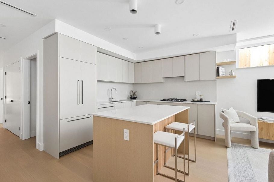 2 2124 E 8 Avenue Vancouver, BC - 4