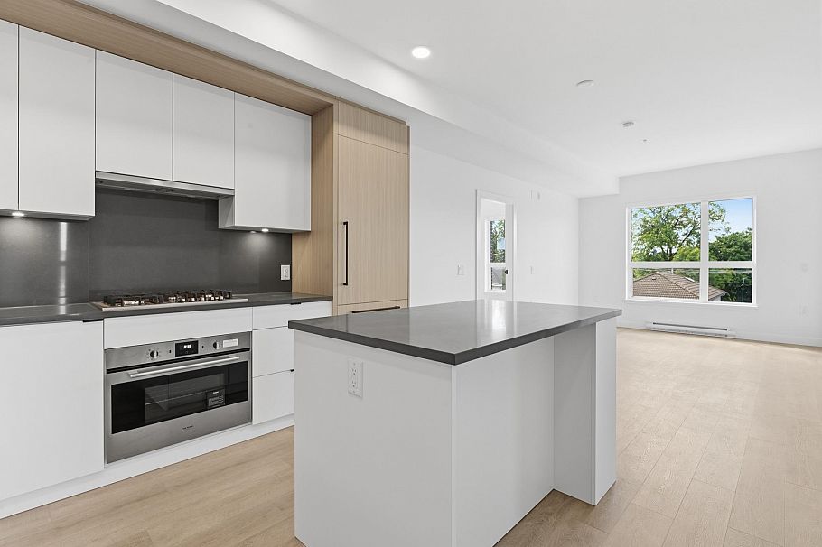 302 2268 E Broadway Vancouver, BC - 4