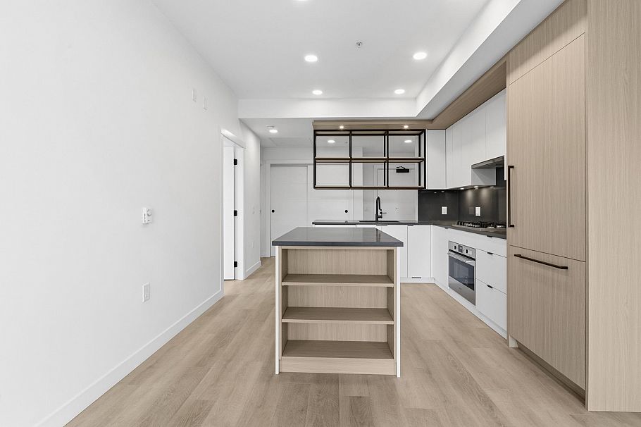 302 2268 E Broadway Vancouver, BC - 2