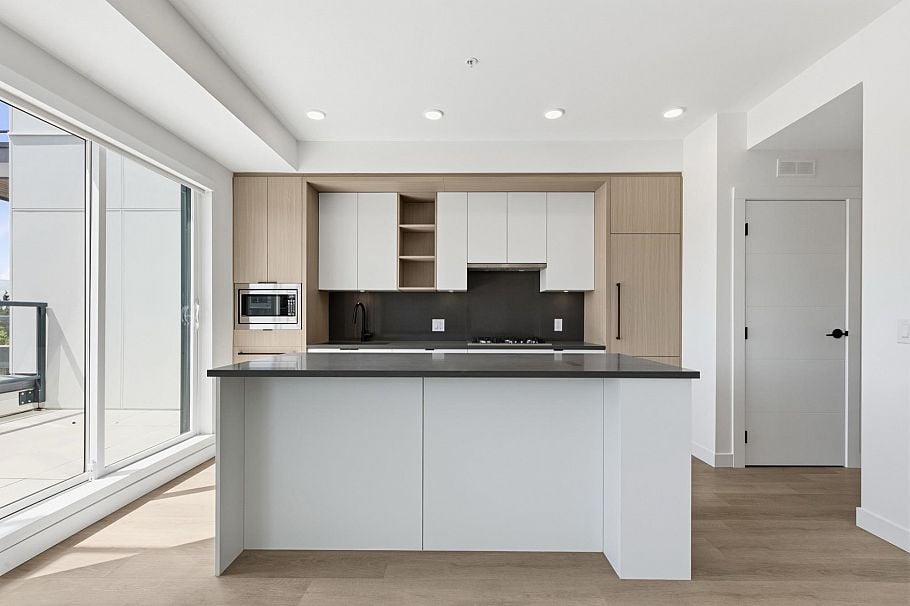 501 2268 E Broadway Vancouver, BC - 4