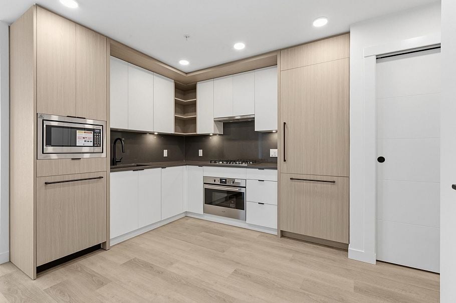 403 2268 E Broadway Vancouver, BC - 1