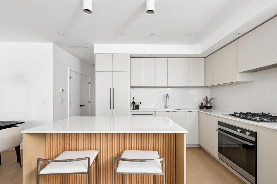 2 2124 E 8 Avenue Vancouver, BC - 5