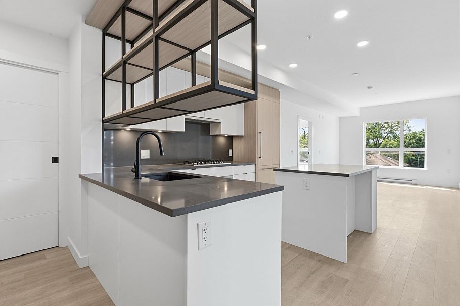 302 2268 E Broadway Vancouver, BC - 3