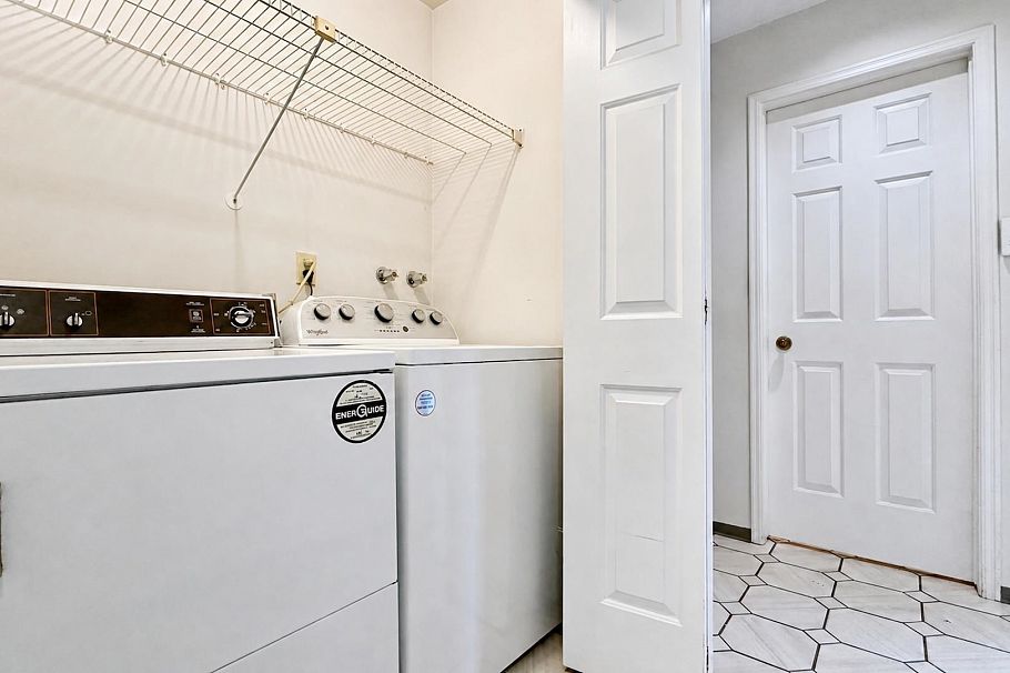 4438 W 4th Avenue Vancouver, BC - 7