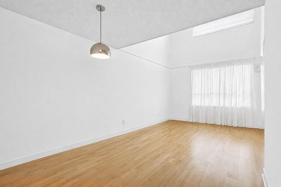 407 1345 Comox Street Vancouver, BC - 3