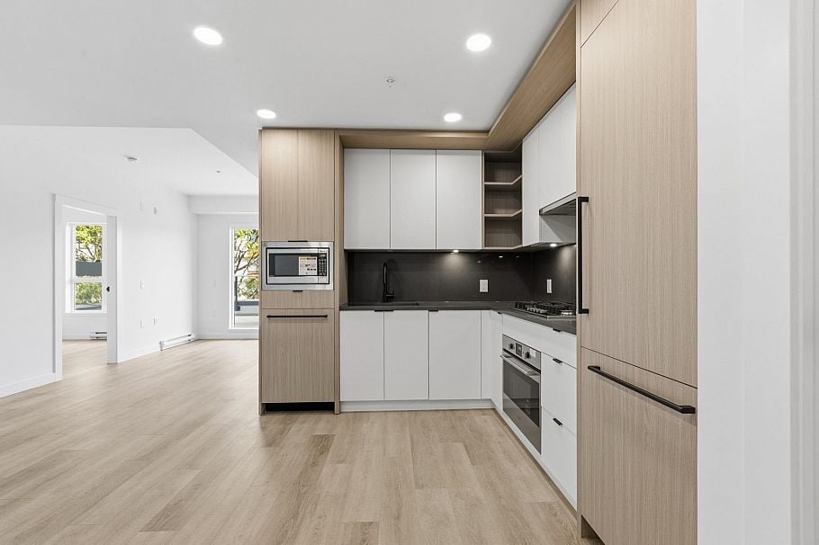 403 2268 E Broadway Vancouver, BC - 3