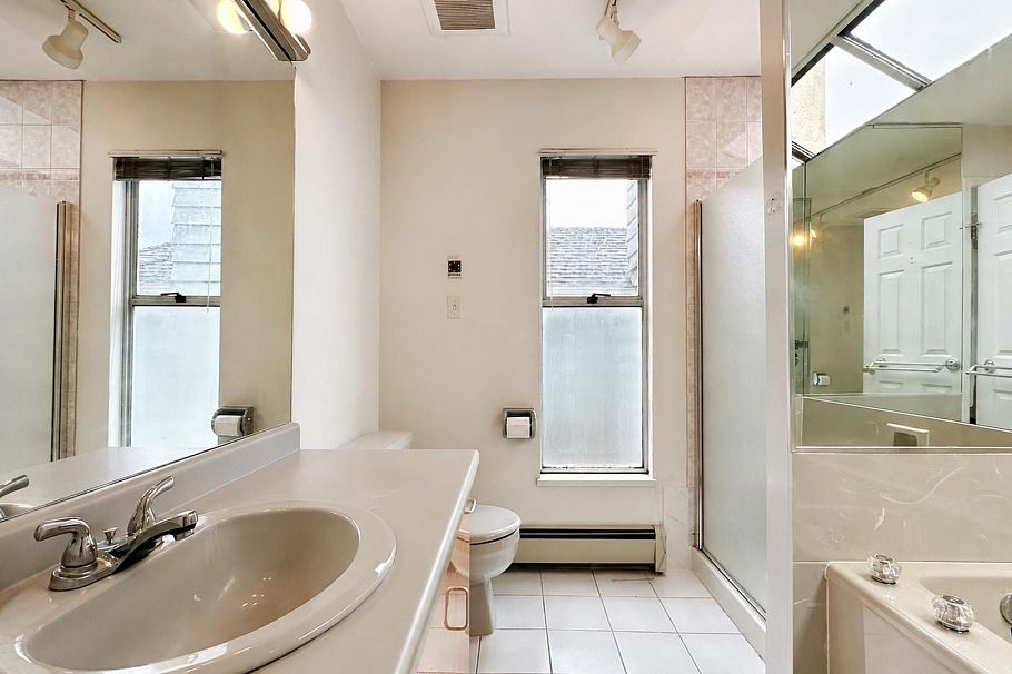4438 W 4th Avenue Vancouver, BC - 34