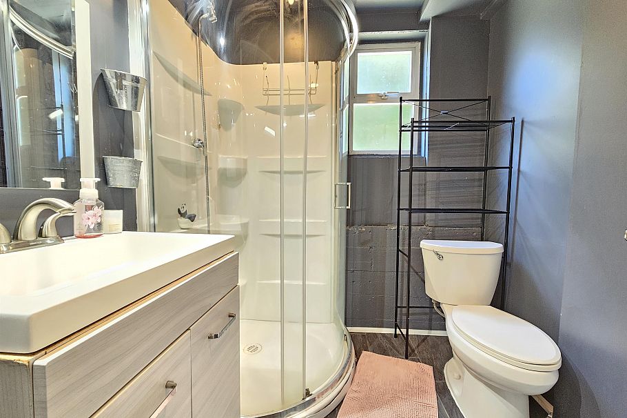 435 E Osborne Road North Vancouver, BC - 18